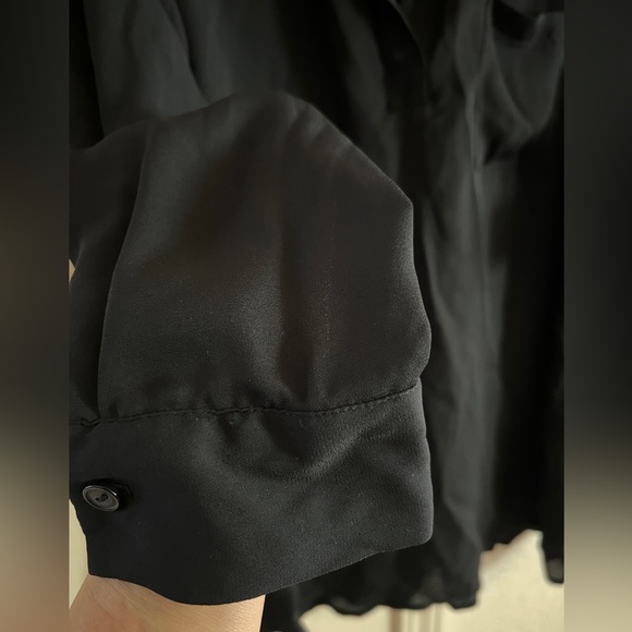 Black 3/4 sleeve. V neck shirt. One pocket brand new - Picture 3 of 3